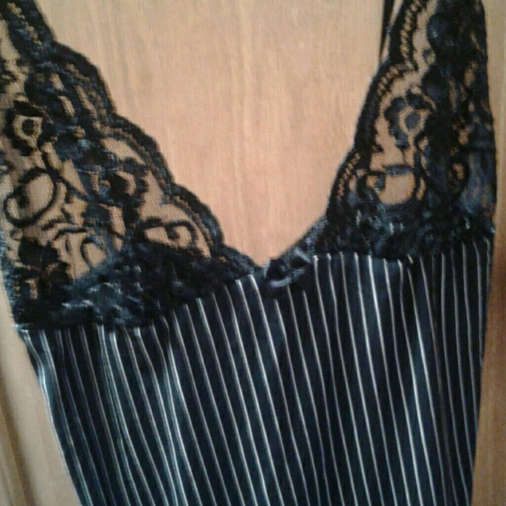 Lingerie - Picture 2 of 4